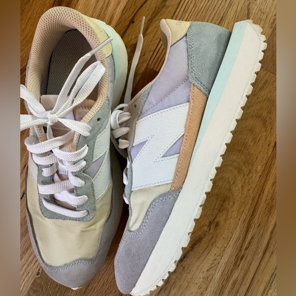 NEW BALANCE WOMEN'S 237 SHOES Size 8. Pastel Casual Sneakers - Picture 2 of 5
